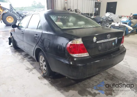 2005 Toyota Camry Le z USA, uszkodzony, nr VIN 4T1BE32K75U429285